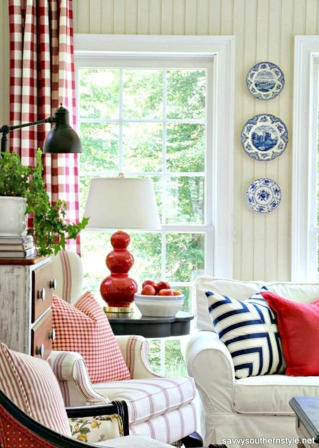 Sofá y sillón con cojines y almohadones
