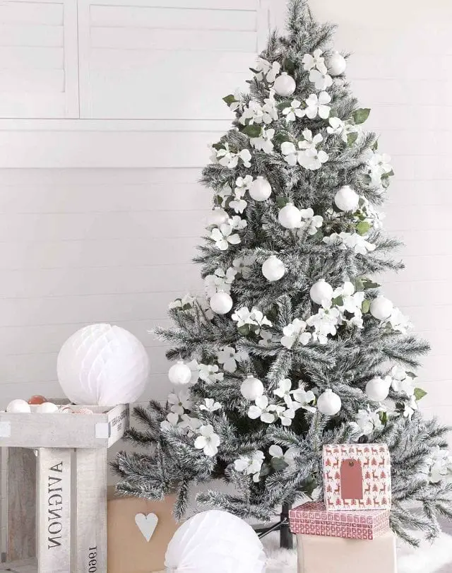 como decorar un árbol de navidad blanco