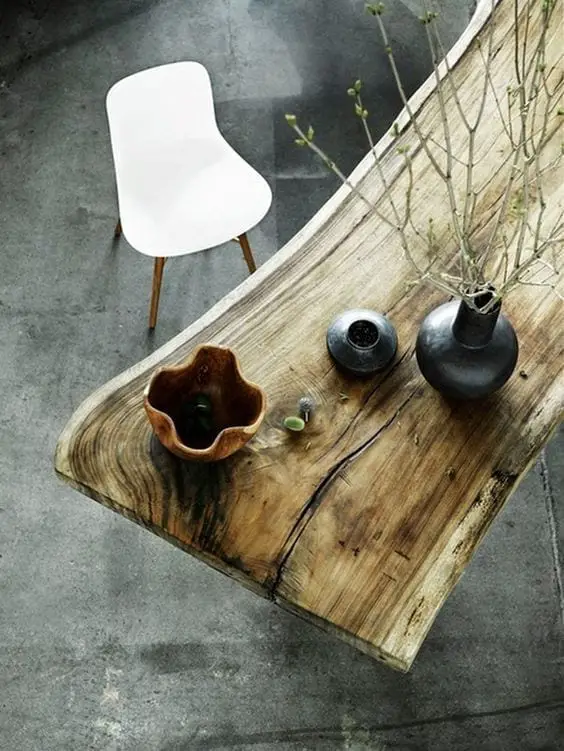 mesa de madera cruda para decoración natural