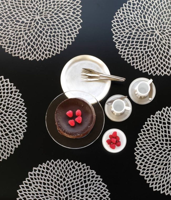 Aligera la mesa con placemats