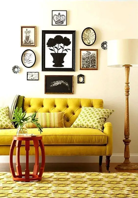 sofá amarillo mostaza