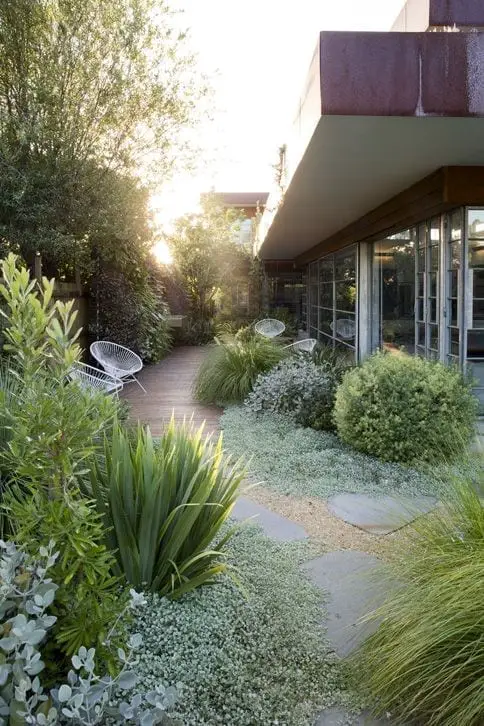jardines minimalistas con veredas de madera
