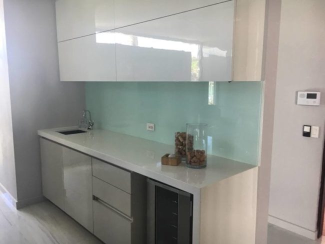 backsplash en cristal de colores