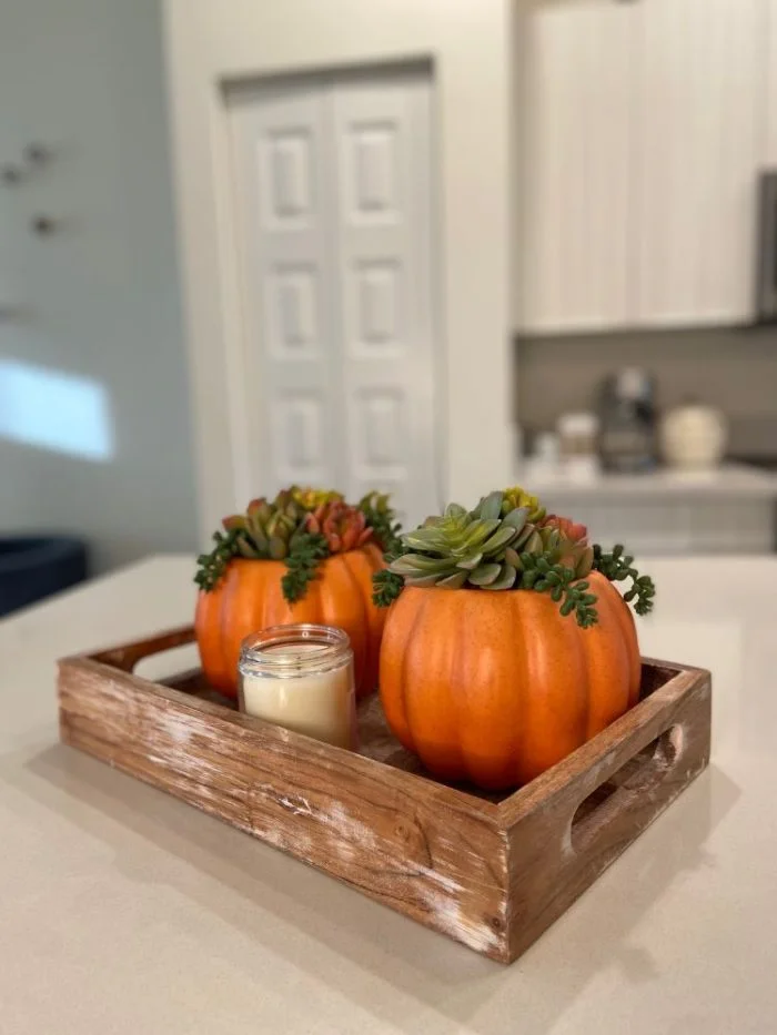 Cómo decorar una bandeja para otoño con calabazas y flores