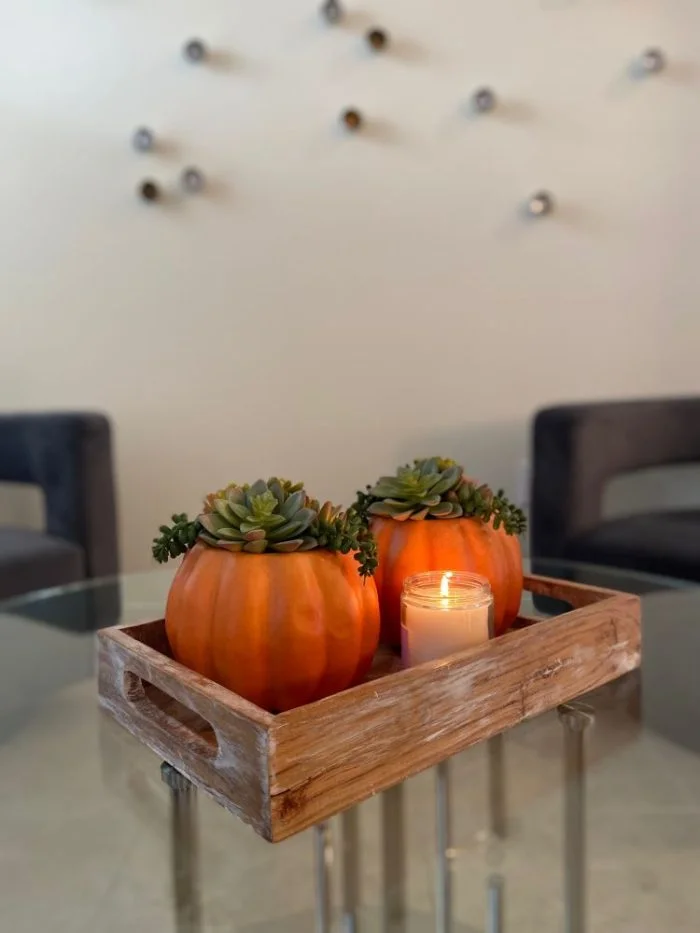 Cómo decorar una bandeja para otoño con calabazas