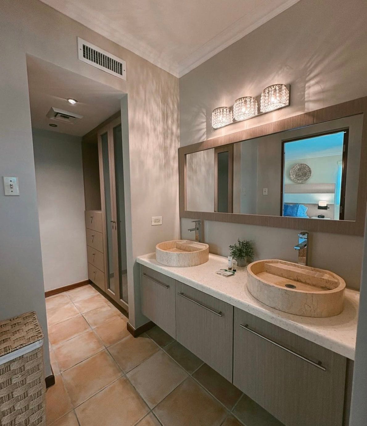 Baños con el color del año 2026