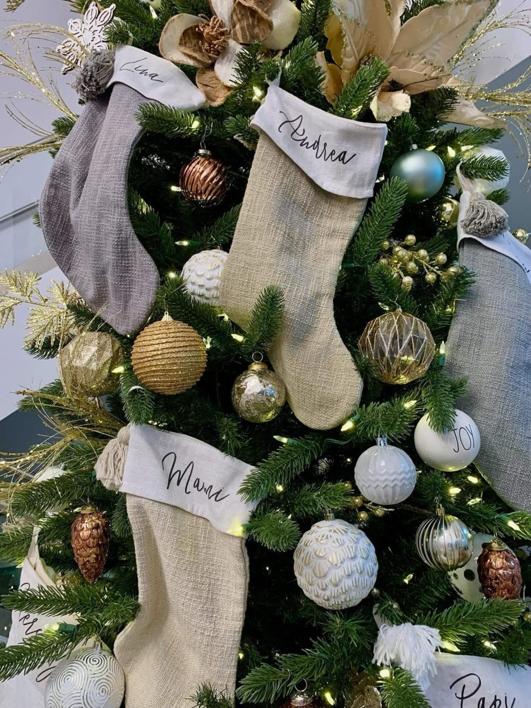 Árboles de navidad 2026 en tonos neutros son tendencia 04