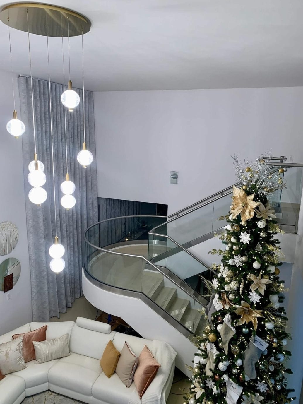 Árboles de navidad 2026 en tonos neutros son tendencia 05