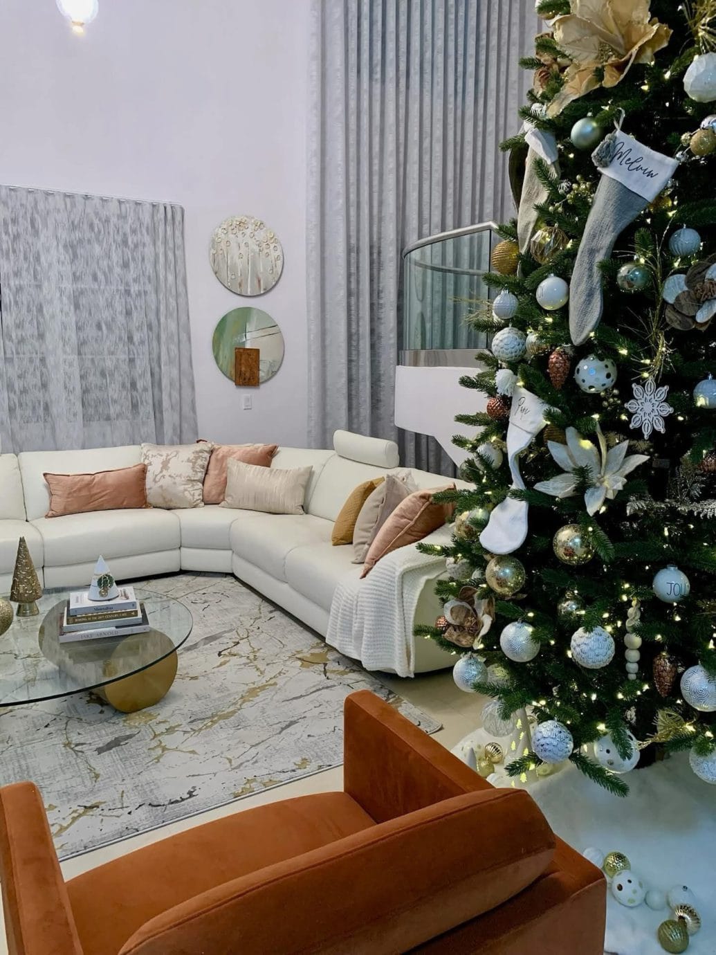 Árboles de navidad 2026 en tonos neutros son tendencia 06
