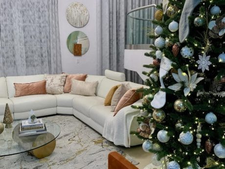 Árboles de navidad 2026 en tonos neutros son tendencia 06