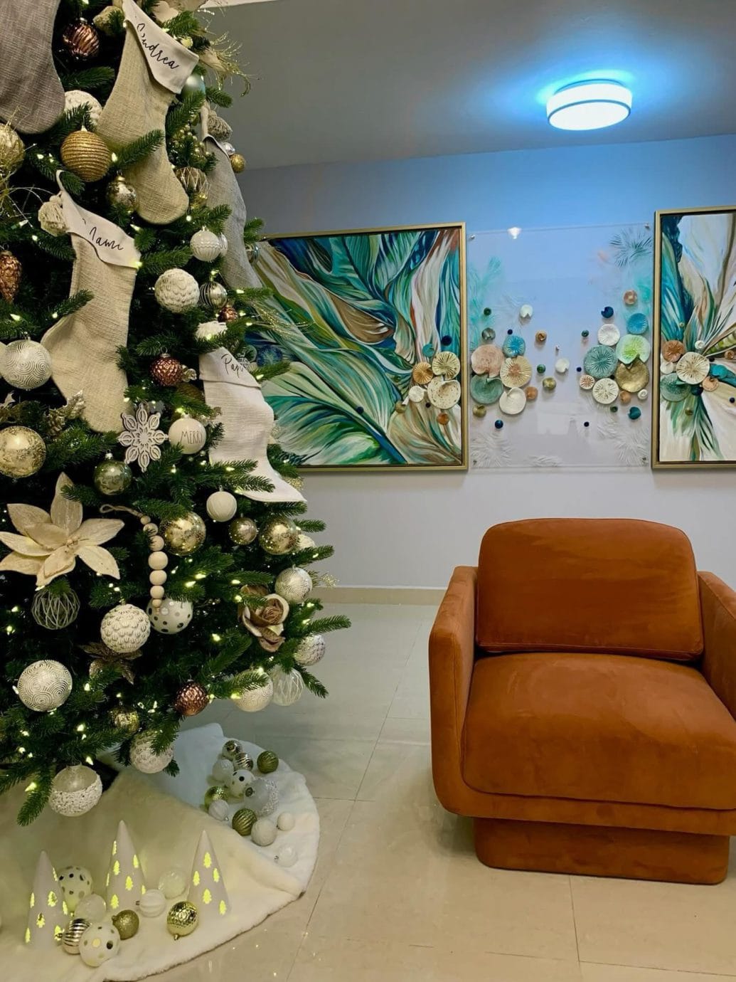 Árboles de navidad 2026 en tonos neutros son tendencia 07