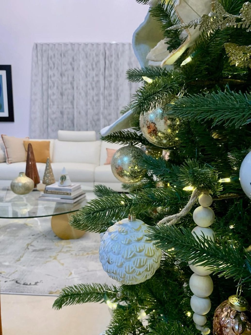 Árboles de navidad 2026 en tonos neutros son tendencia 08