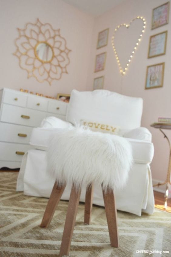 Decora la habitación del bebé en color dorado