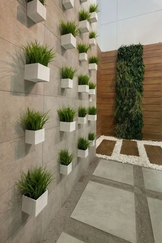 cercas modernas de cemento decorada con plantas