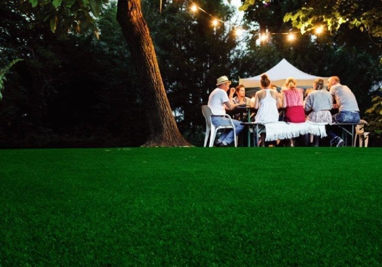 Grama artificial para un patio siempre nítido - Decora Online