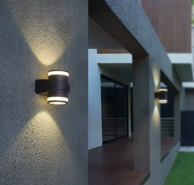 modernas lámparas exteriores para iluminar el patio