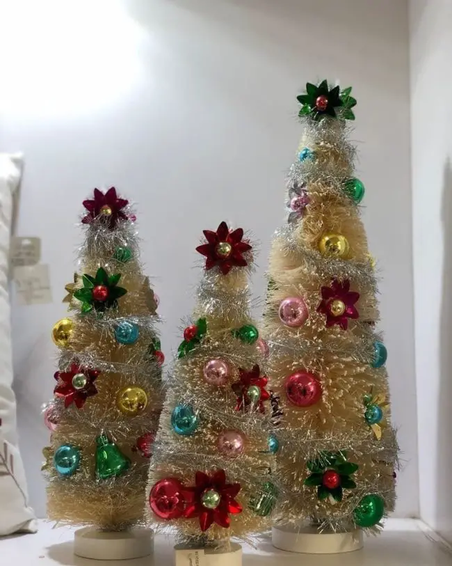 mini arbolitos navideños en tonos metalicos