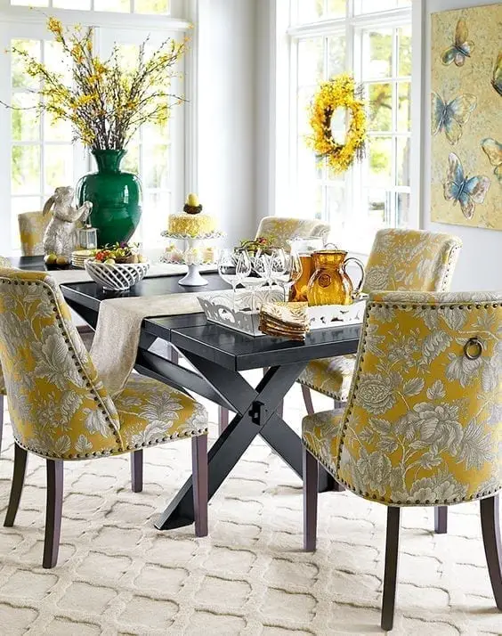 sillas amarillas y gris para el comedor