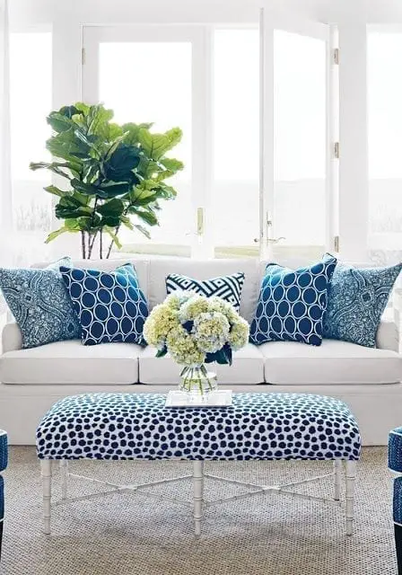 ideas para decorar sala con sofá blanco y cojines azules