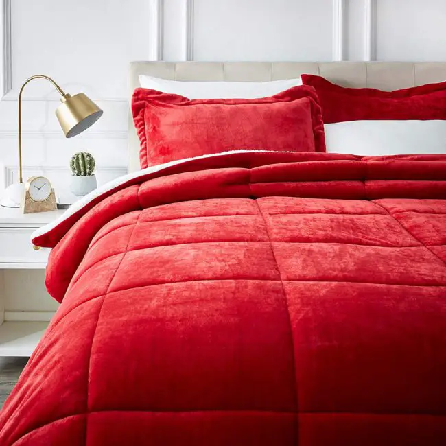 colcha roja navideña para el master bedroom