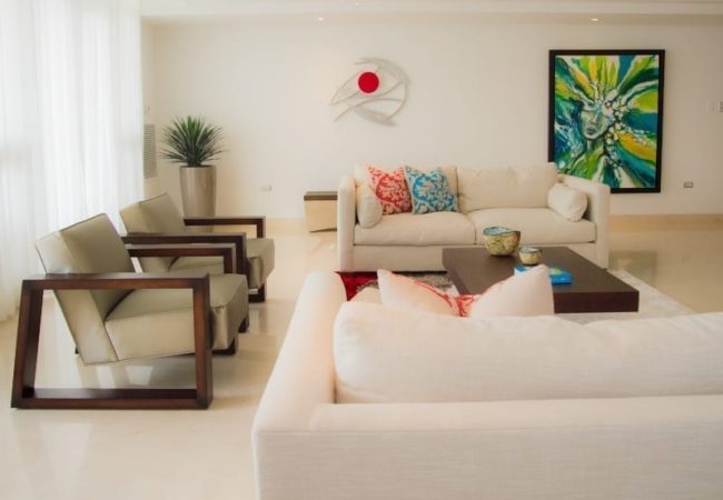 El estilo contemporáneo predomina en cada habitación del hogar. Se utilizaron maderas claras combinando acertadamente con los acentos.