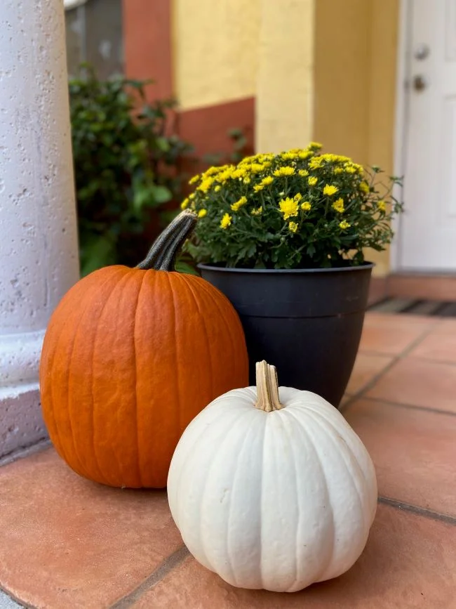 calabazas para decorar la puerta principal