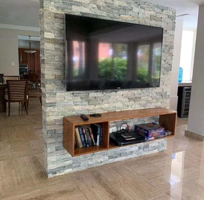 pared de televisor con decorada ladrillos
