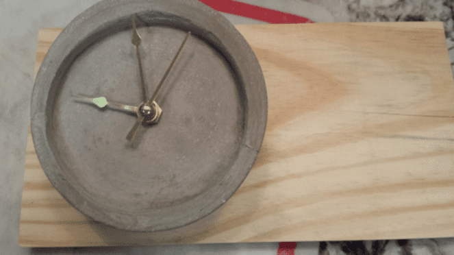 reloj en hormigón