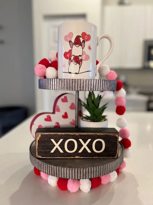 ideas para decorar un tiered tray para valentines