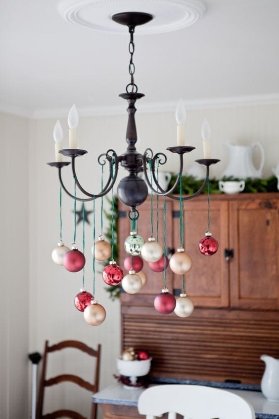 esferas navideñas para decorar la lámpara del comedor