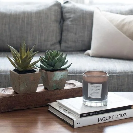 Velas para decorar la mesa de centro de la sala
