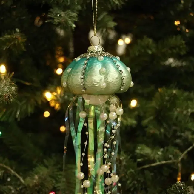 ornamentos y decoraciones navideñas estilo coastal
