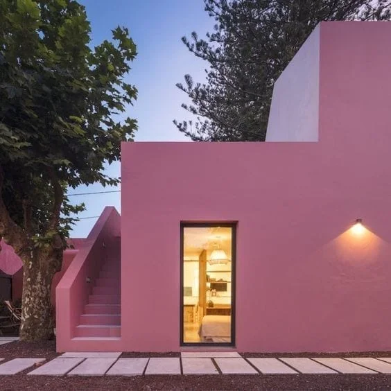 ideas para pintar fachadas modernas en tonos apagados como el rosa viejo