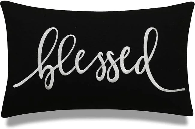 cojin con mensaje blessed blanco y negro