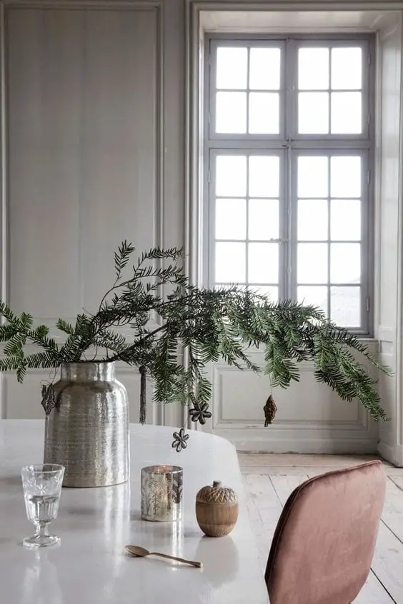 ramas de pino para decoración navideña estilo nórdico
