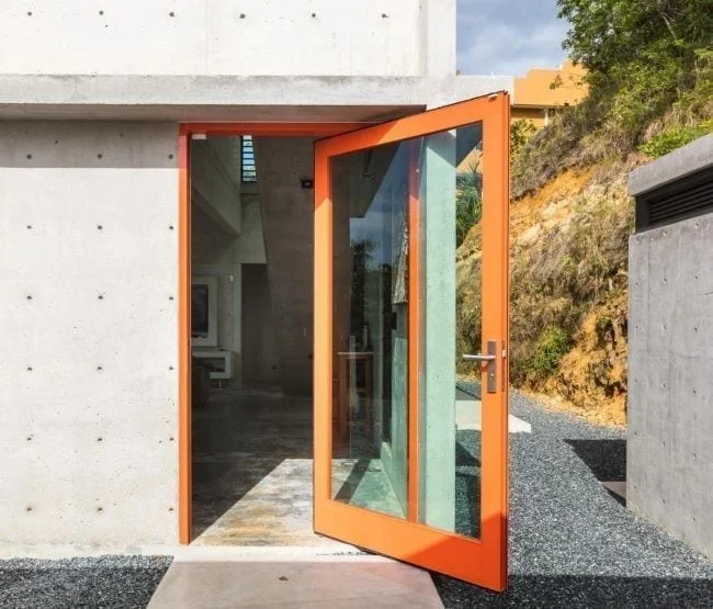 puerta pivote color naranja