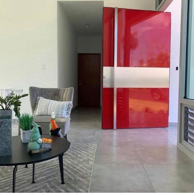 puerta pivote de color rojo