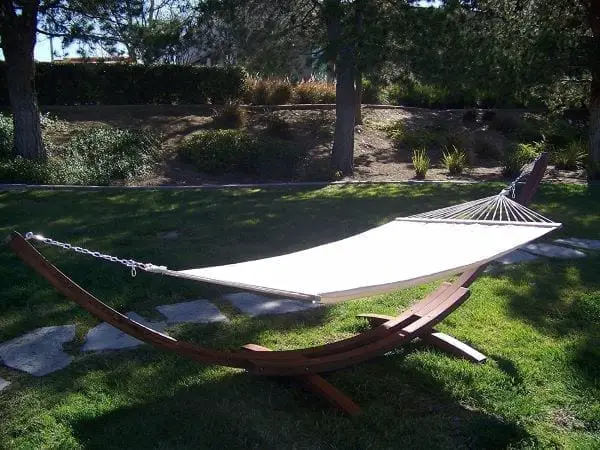 modernas hamacas con arco de soporte para el patio