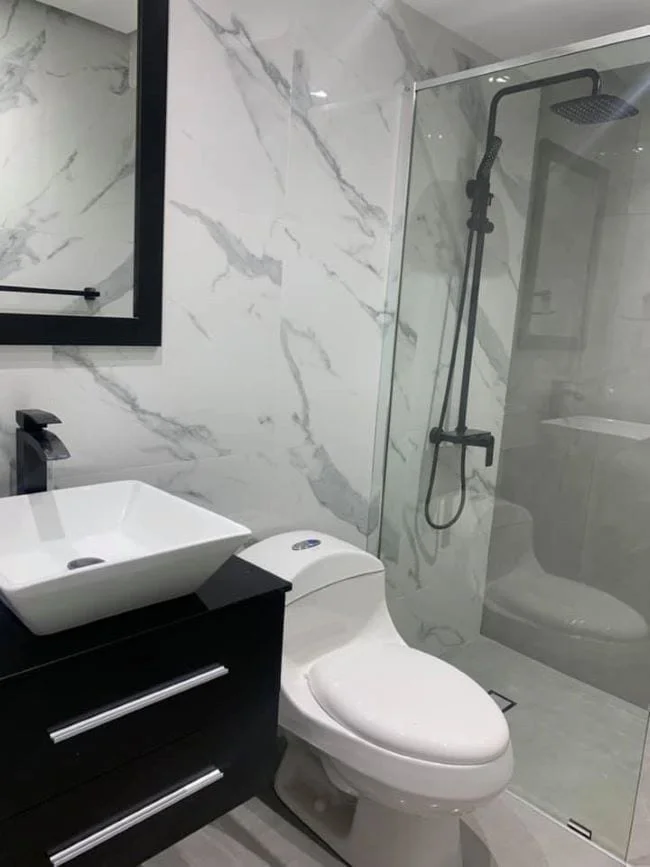 losas que imitan mármol para el baño