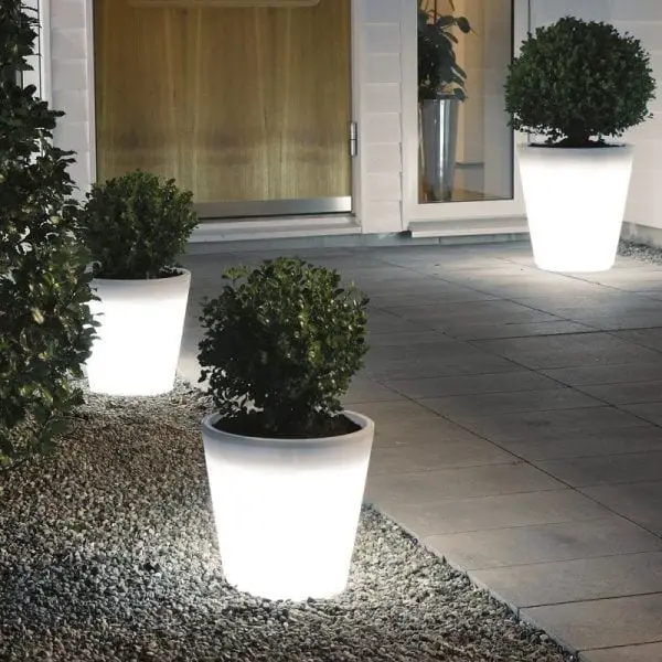 planters con luces LED blancos